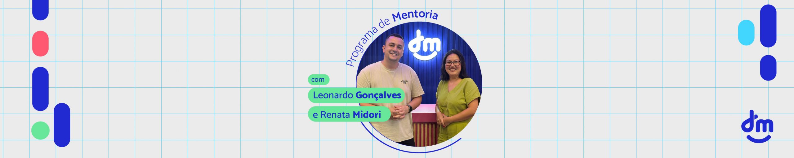 Arte gráfica com fundo em padrão quadriculado em tons de cinza claro e azul. No centro da imagem, há uma foto de duas pessoas, Leonardo Gonçalves e Renata Midori, que estão em frente a um painel azul com o logo DM. Ao redor da foto circular, está escrito "Programa de Mentoria".