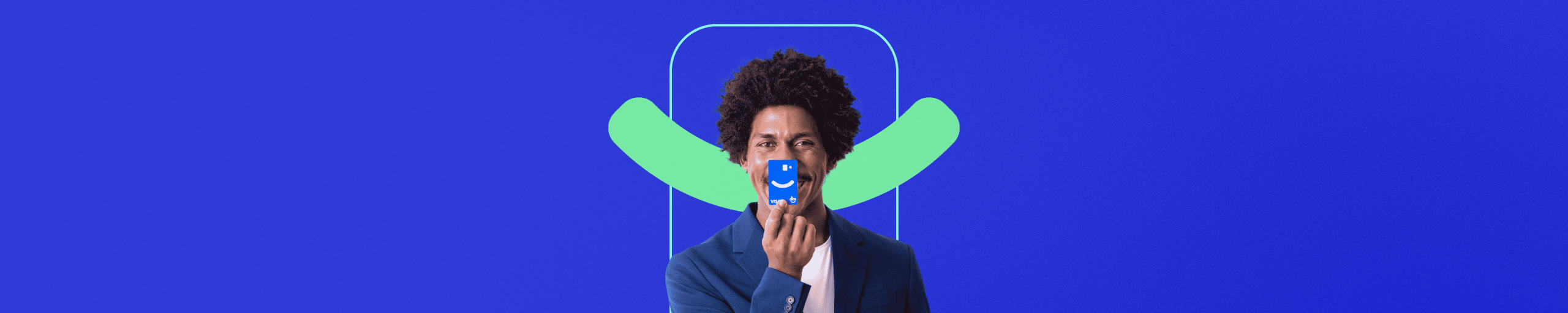 Arte com fundo azul e um modelo negro ao centro segurando o cartão DM Visa