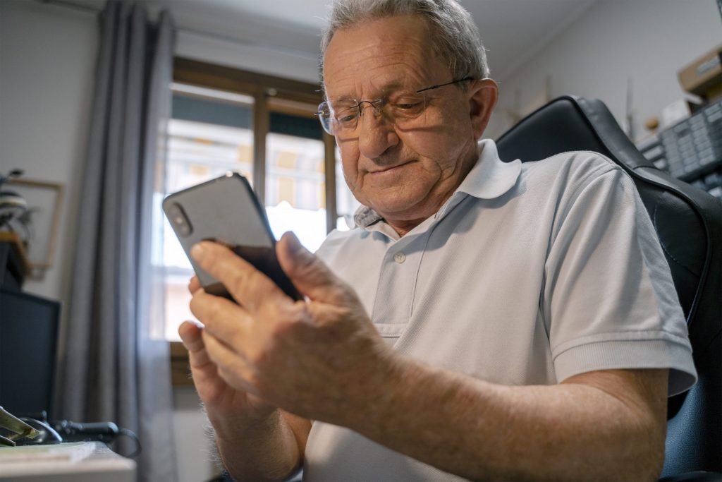 Idosos estão mais conectados, mas inclusão digital exige cuidados