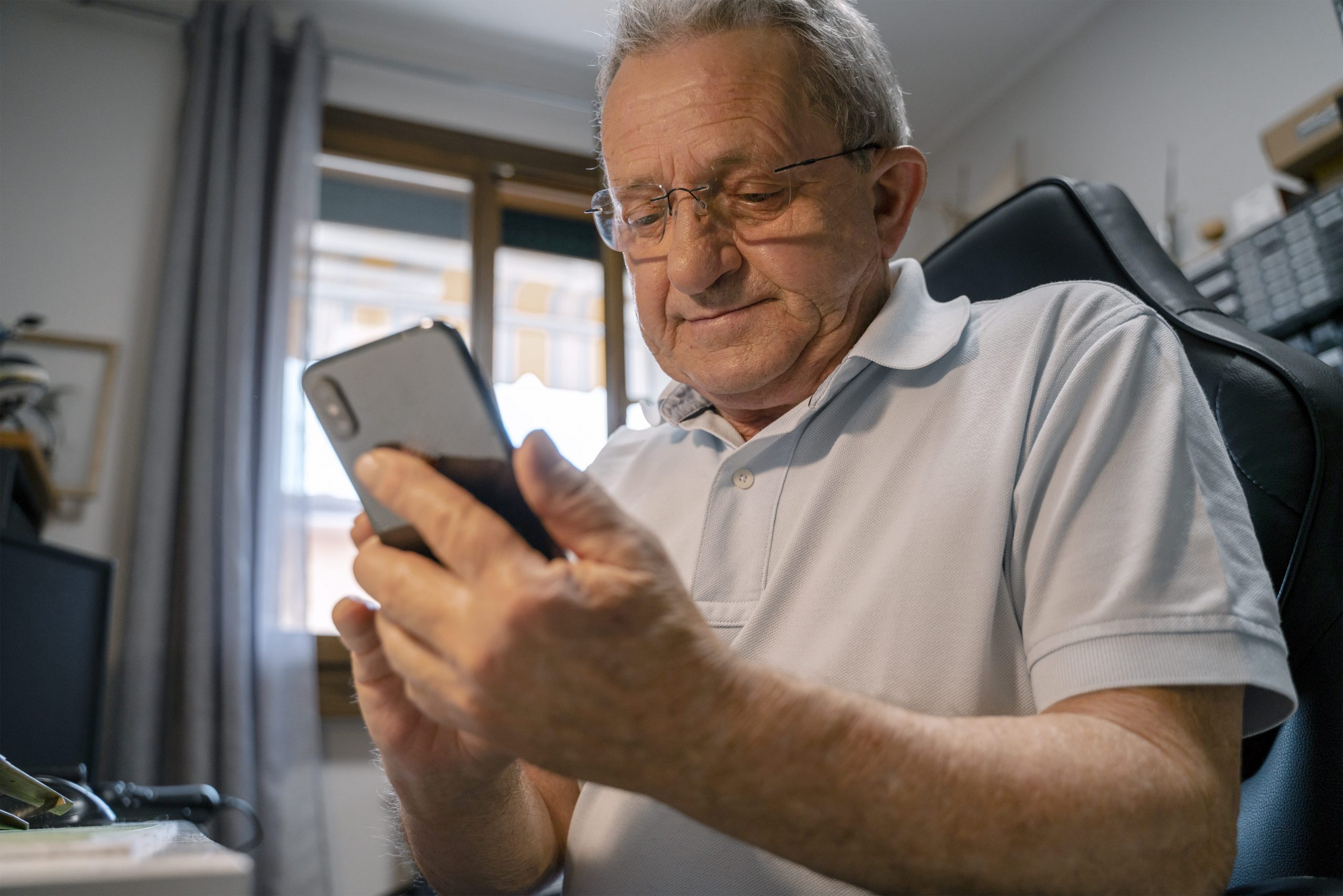 Inclusão digital dos idosos avança no Brasil, mas aumento de fraudes acende alerta para segurança online