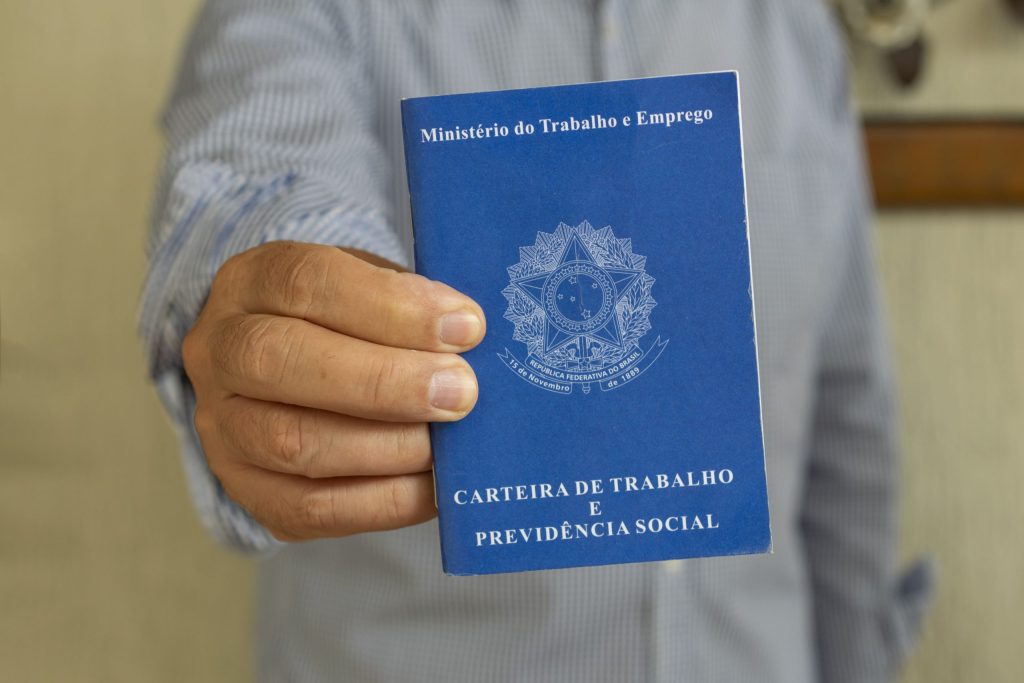 Brasileiro prefere emprego com carteira assinada, aponta pesquisa da CNI
