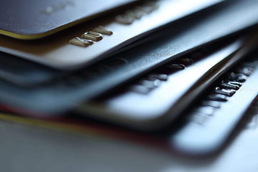 Brasil tem mais cartões que pessoas: como organizar as contas e fugir da inadimplência?