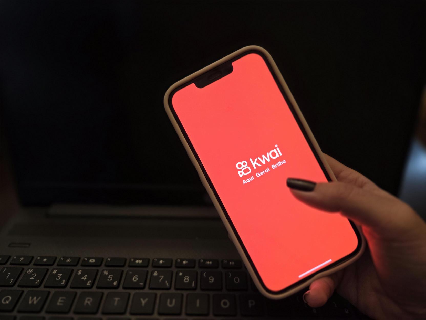 Celular com logo da rede social Kwai