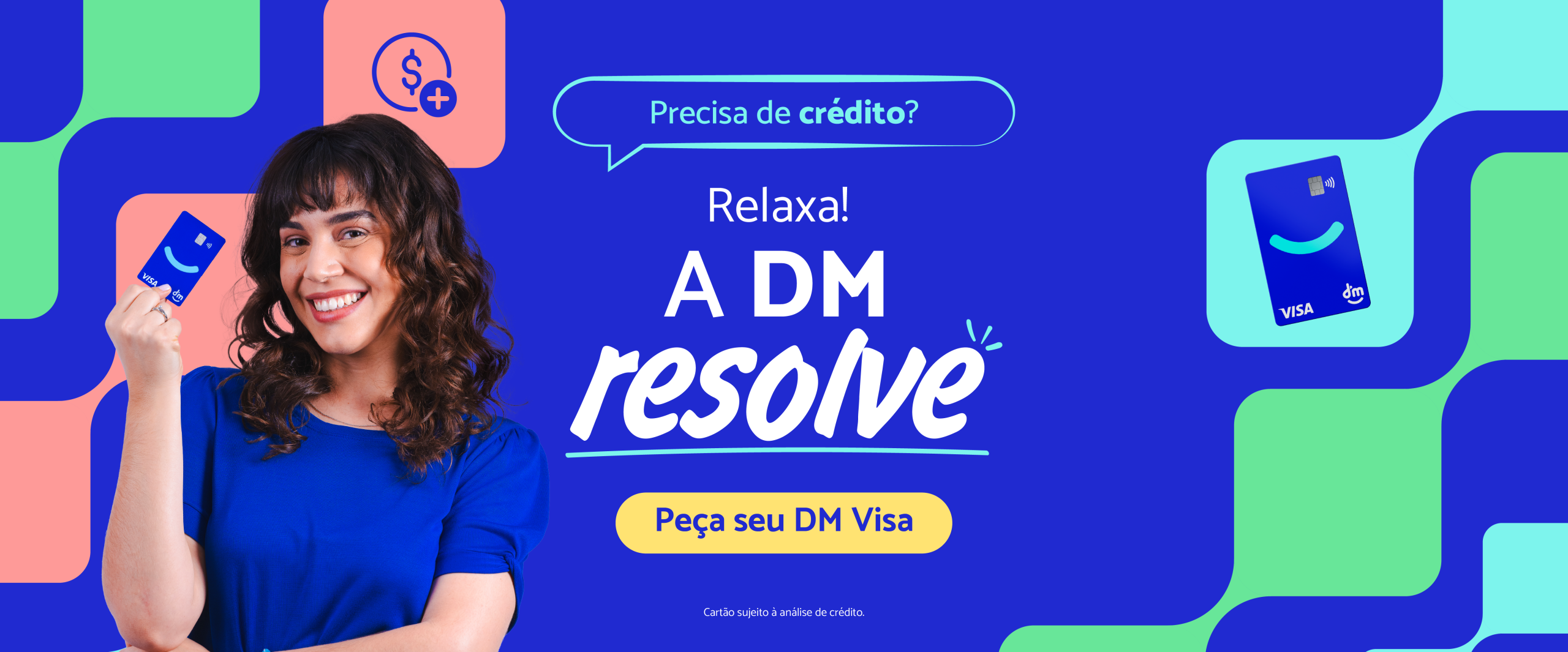 Modelo mulher segurando o cartão DM Visa, da DM