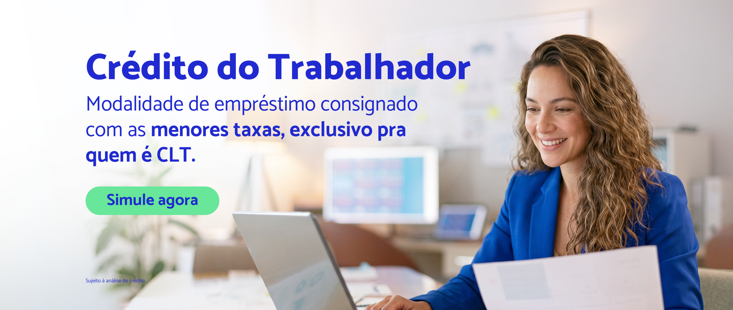 Modelo mulher, simulando a contratação do Crédito do Trabalhador no computador