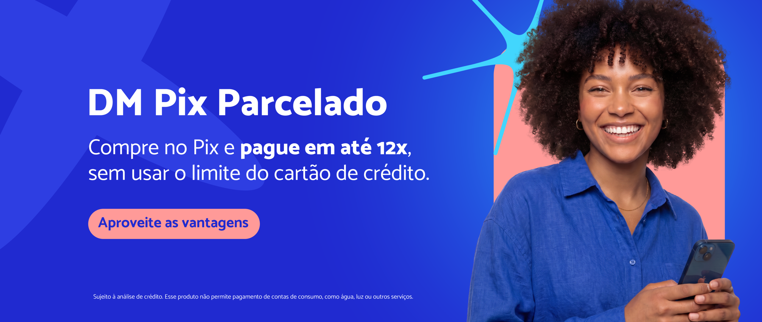 Banner do DM Pix Parcelado, com modelo mulher segurando um celular