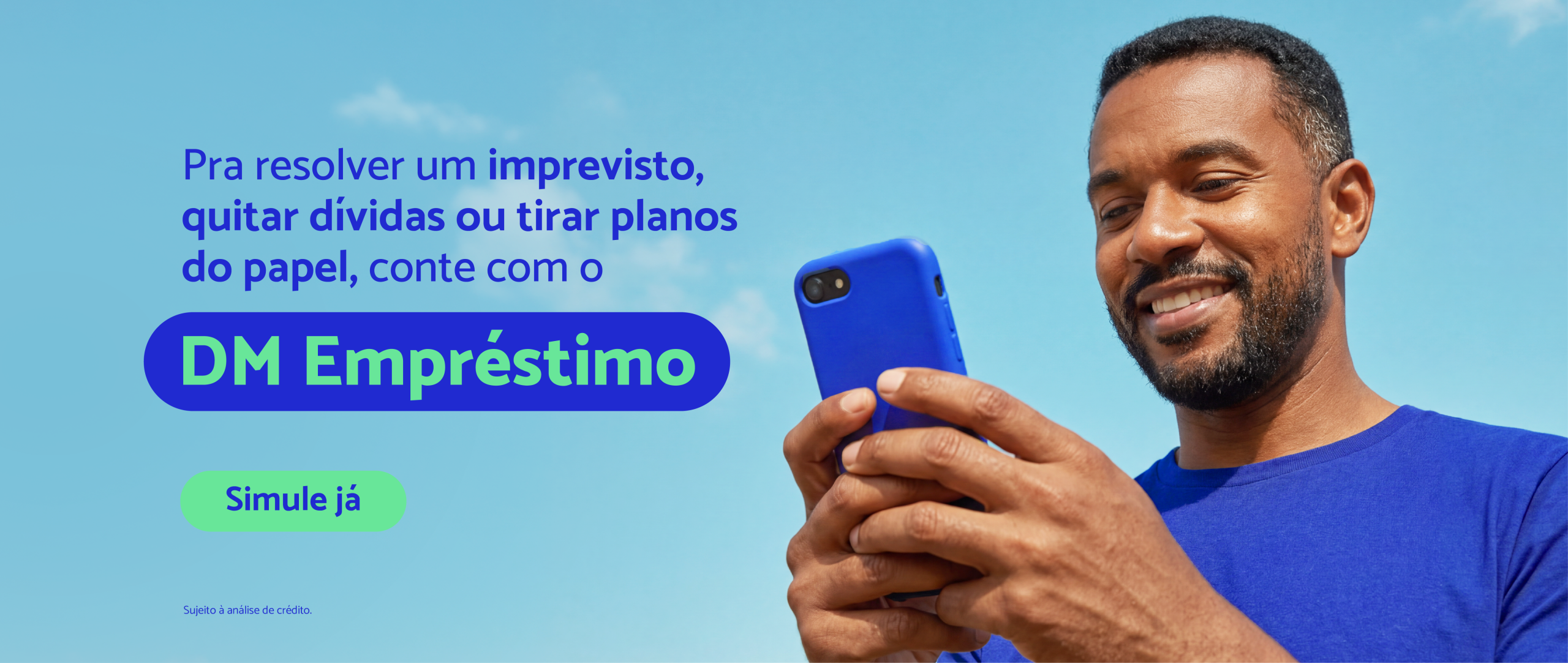 Modelo homem segurando o celular, simulando a contratação do DM Empréstimo Pessoal