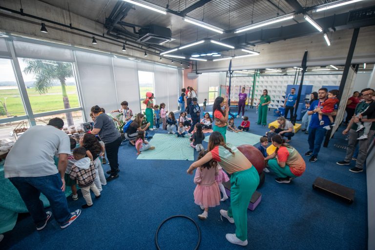 Como a relação dos pais com o trabalho se reflete nos filhos: a importância de uma mudança de mentalidade para o futuro das crianças 